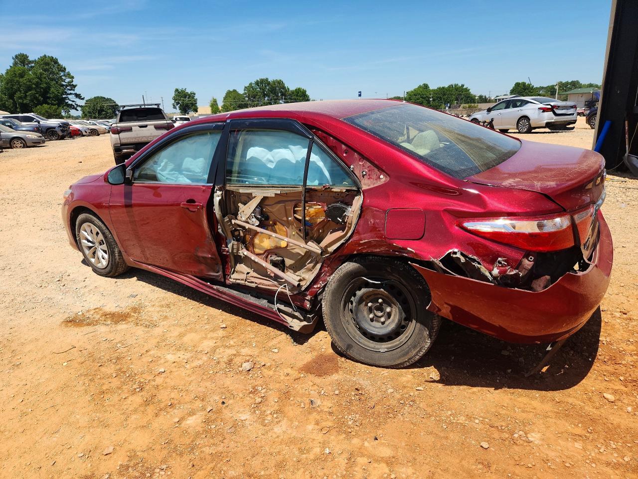 2017 TOYOTA CAMRY LE photo 2