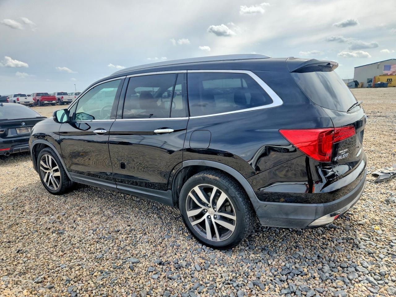 2016 HONDA PILOT TOURING photo 2