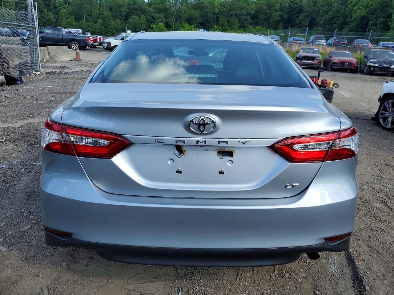 2018 TOYOTA CAMRY LE photo 6