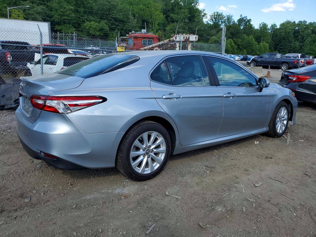 2018 TOYOTA CAMRY LE photo 3