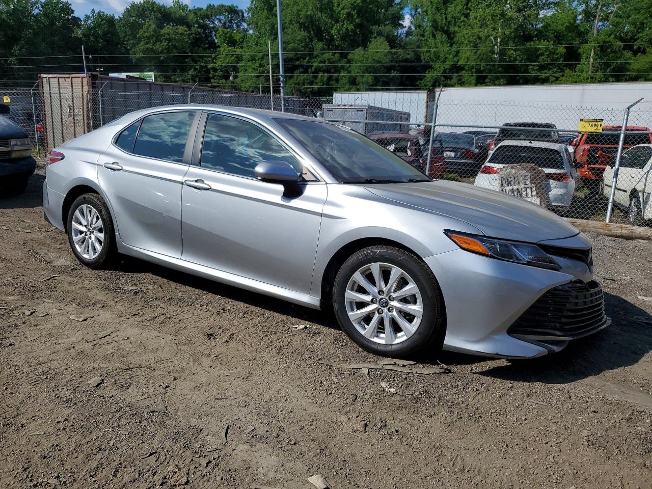 2018 TOYOTA CAMRY LE photo 4