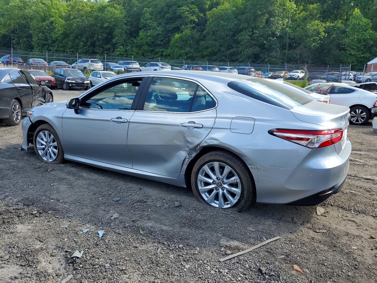 2018 TOYOTA CAMRY LE photo 2