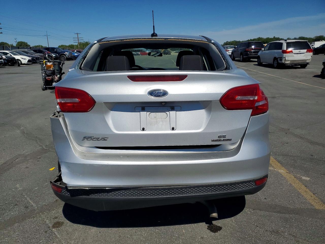 2015 FORD FOCUS SE photo 11