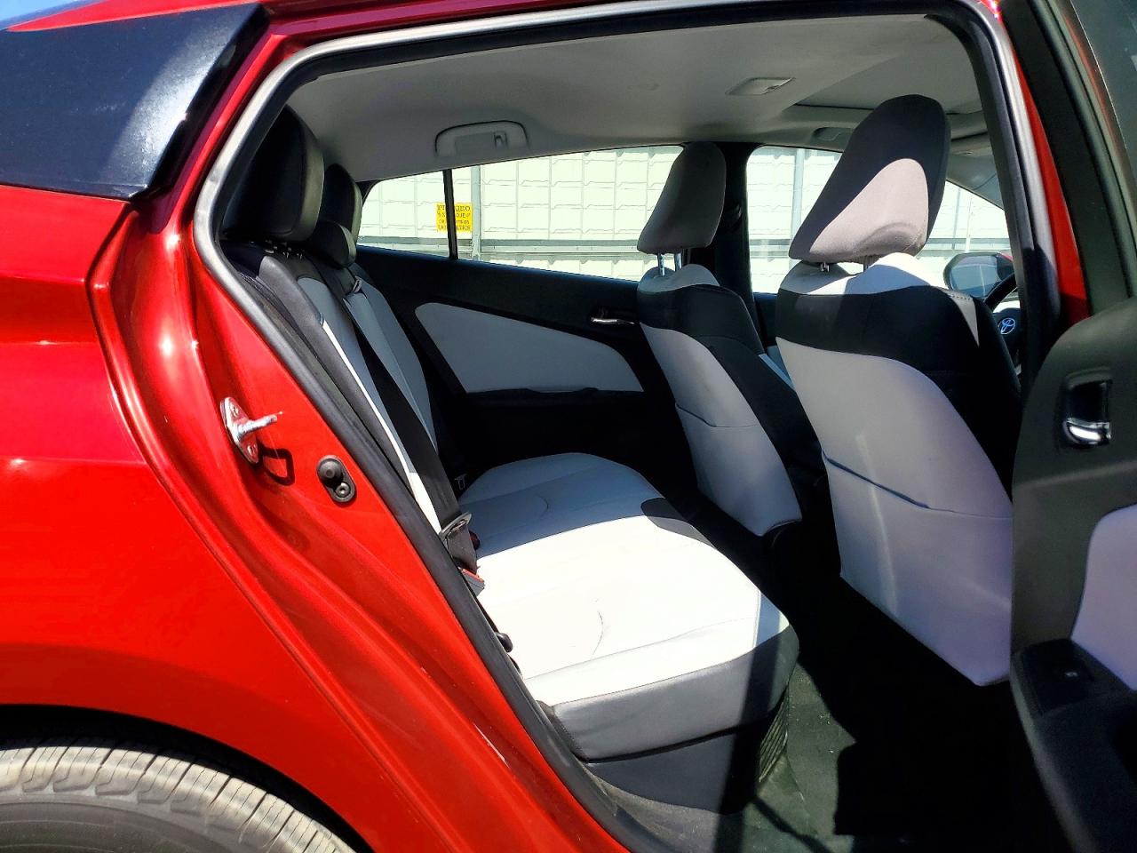 2016 TOYOTA PRIUS FOUR photo 19