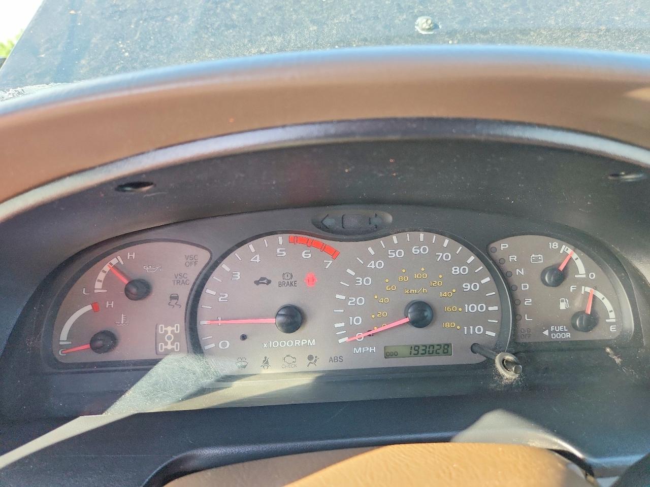 2004 TOYOTA SEQUOIA SR5 photo 9
