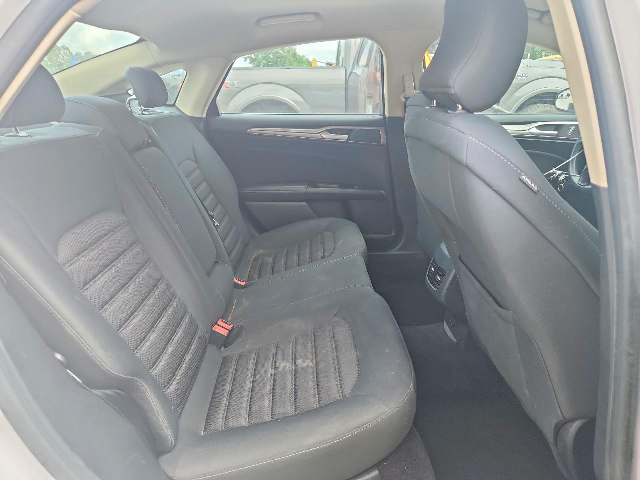 2017 FORD FUSION SE photo 28