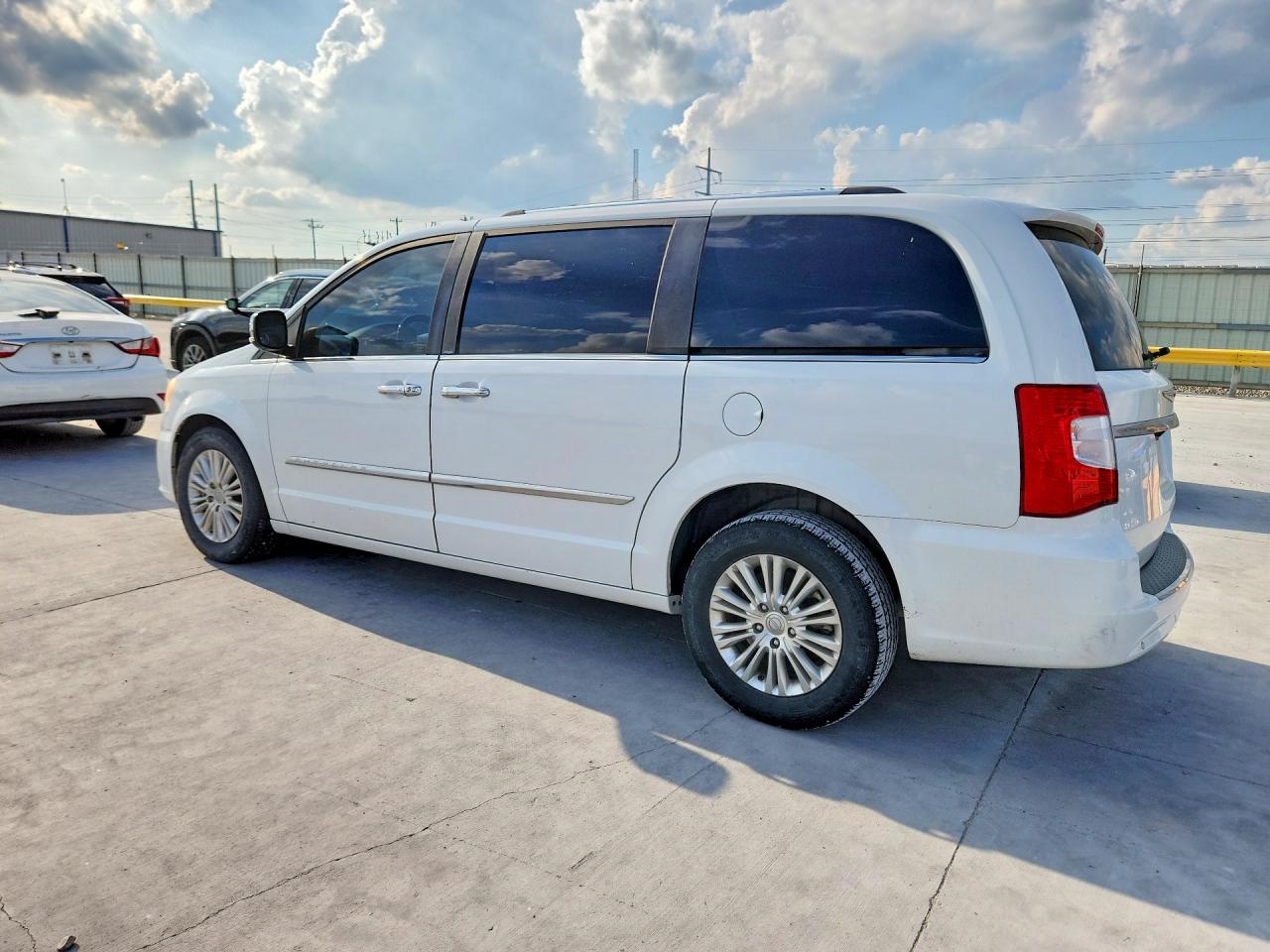2013 CHRYSLER TOWN & COUNTRY LIMITED photo 3
