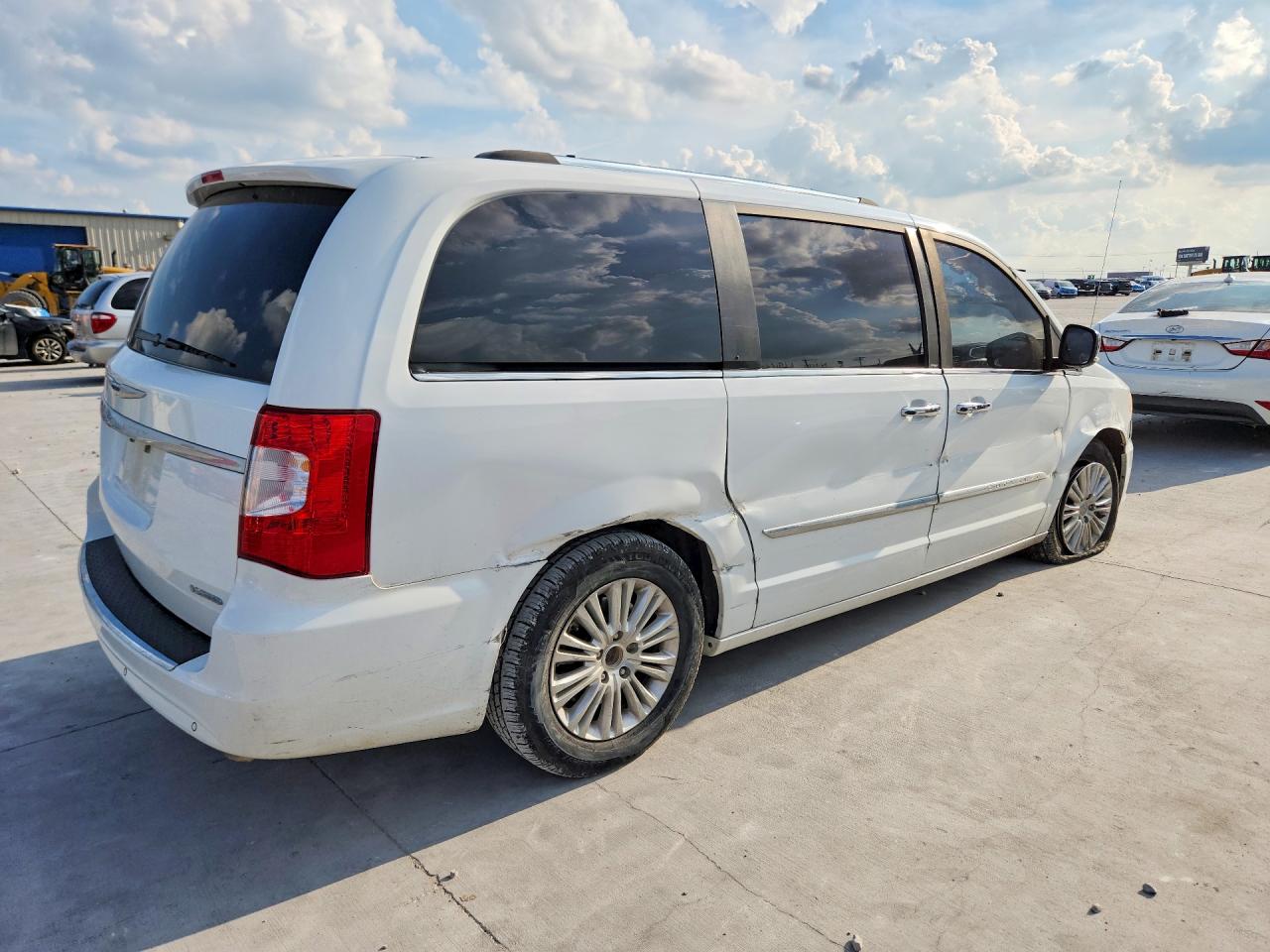2013 CHRYSLER TOWN & COUNTRY LIMITED photo 5