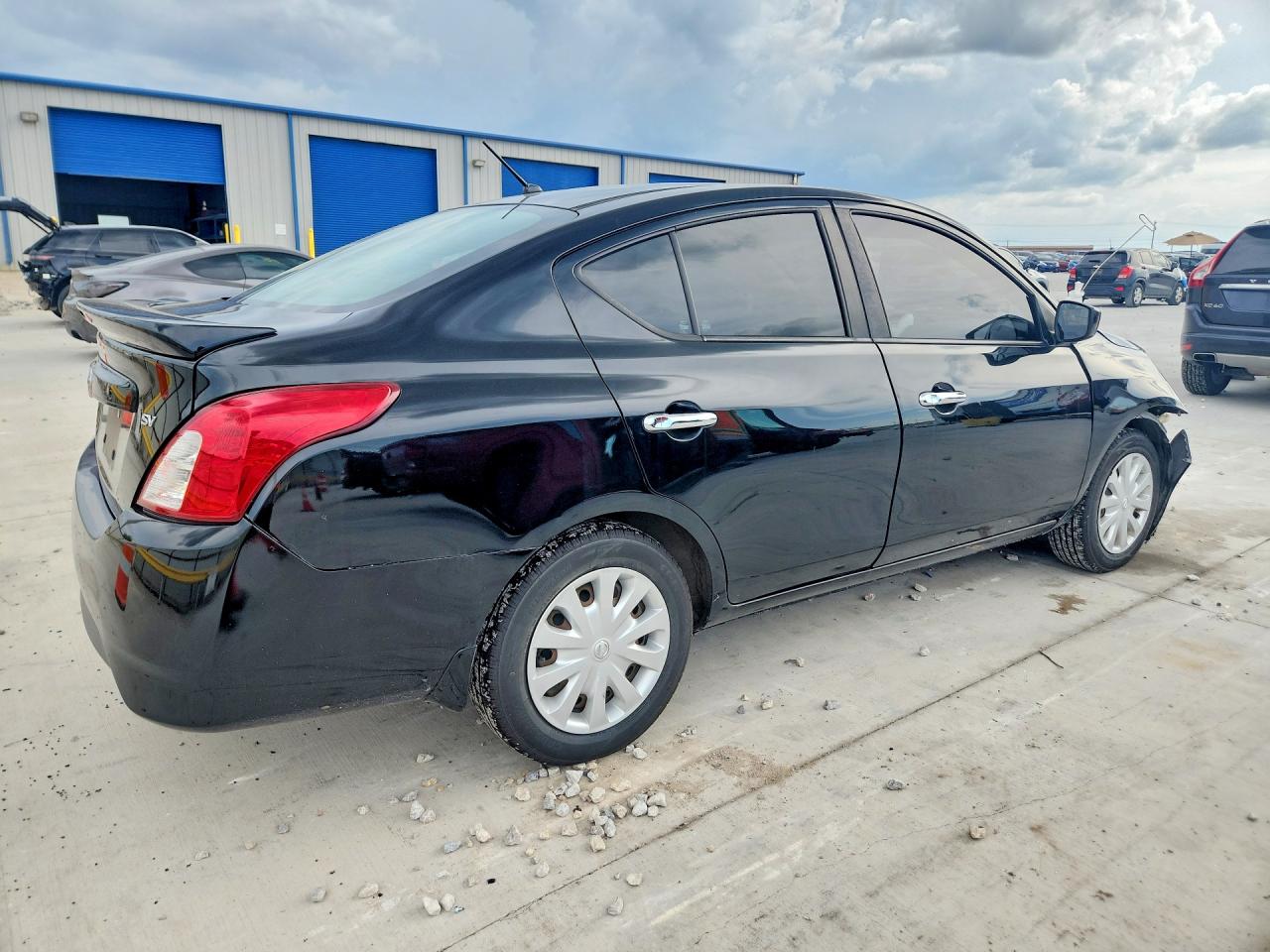 2019 NISSAN VERSA SV photo 7