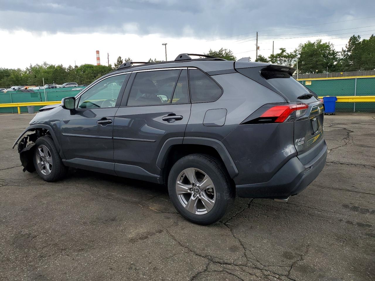 2022 TOYOTA RAV4 XLE photo 3