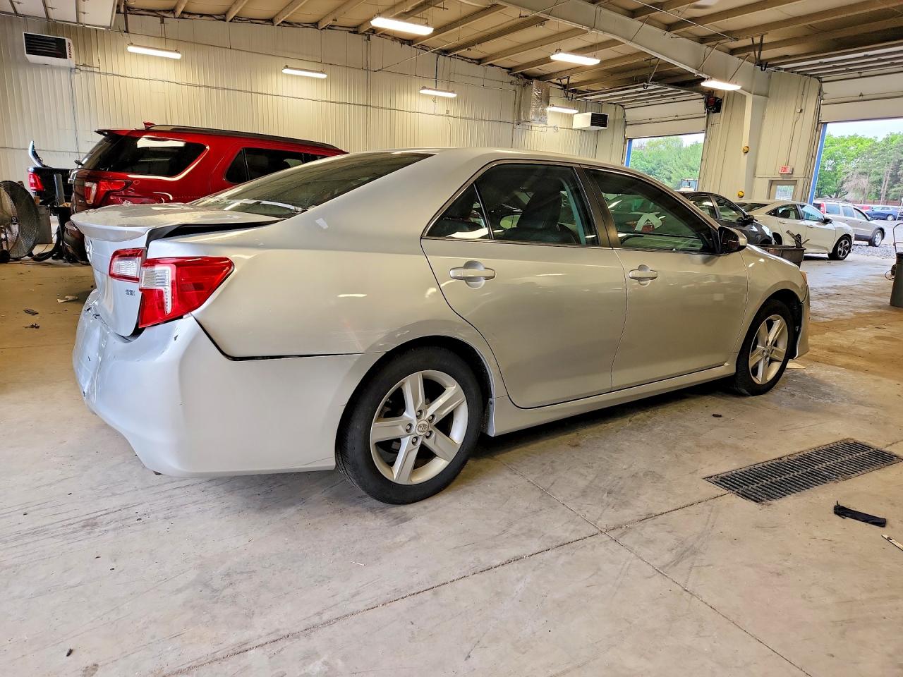 2012 TOYOTA CAMRY SE photo 3