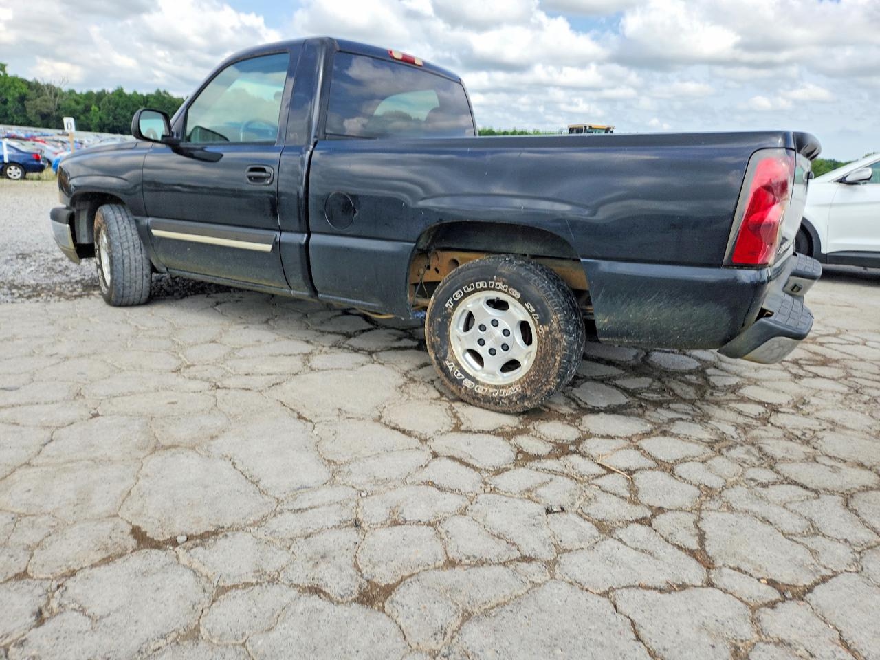 2004 CHEVROLET SILVERADO C1500 photo 3