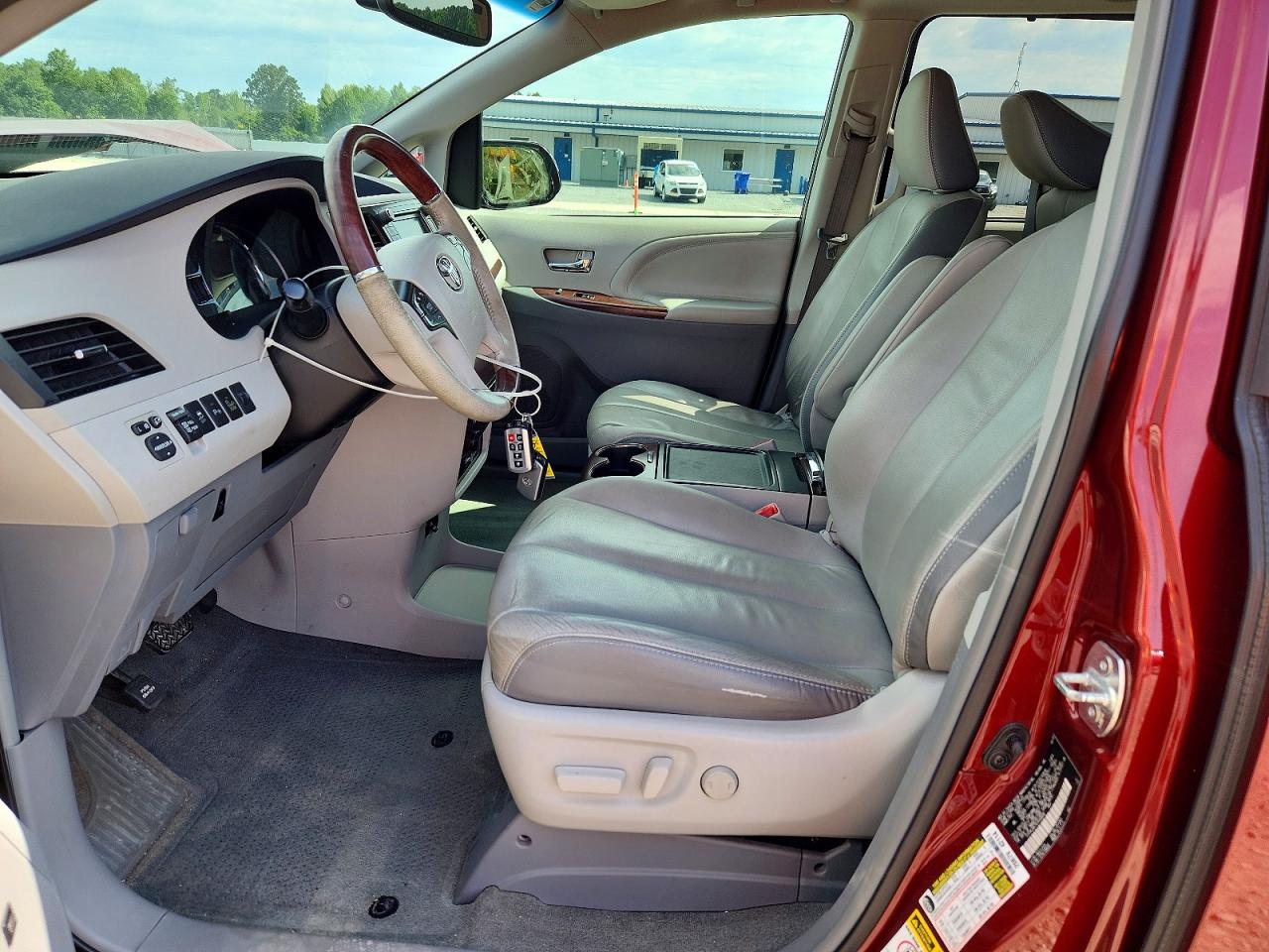 2014 TOYOTA SIENNA LIMITED 7-PASSENGER photo 19