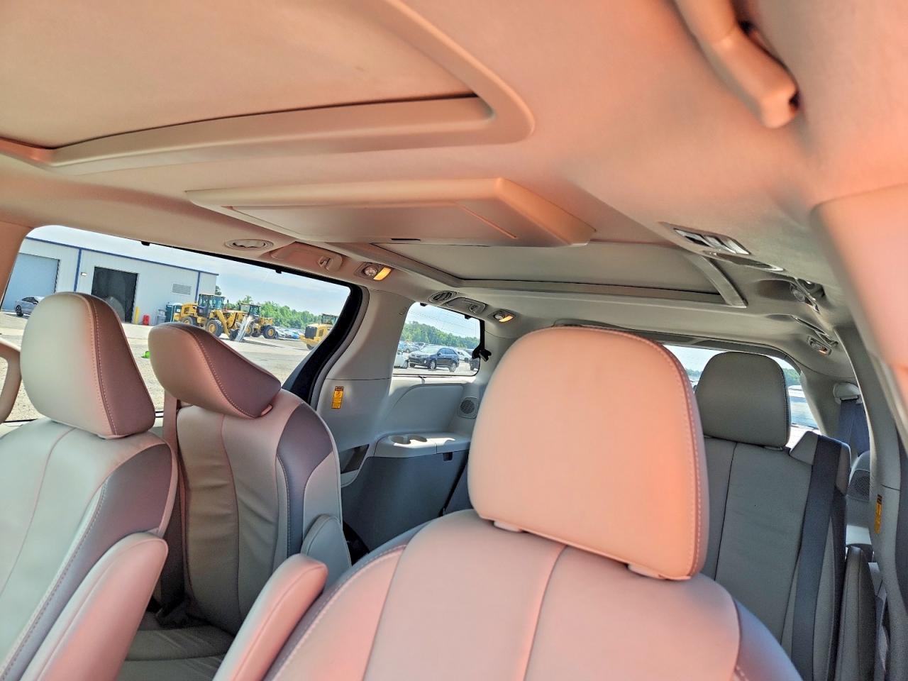 2014 TOYOTA SIENNA LIMITED 7-PASSENGER photo 28