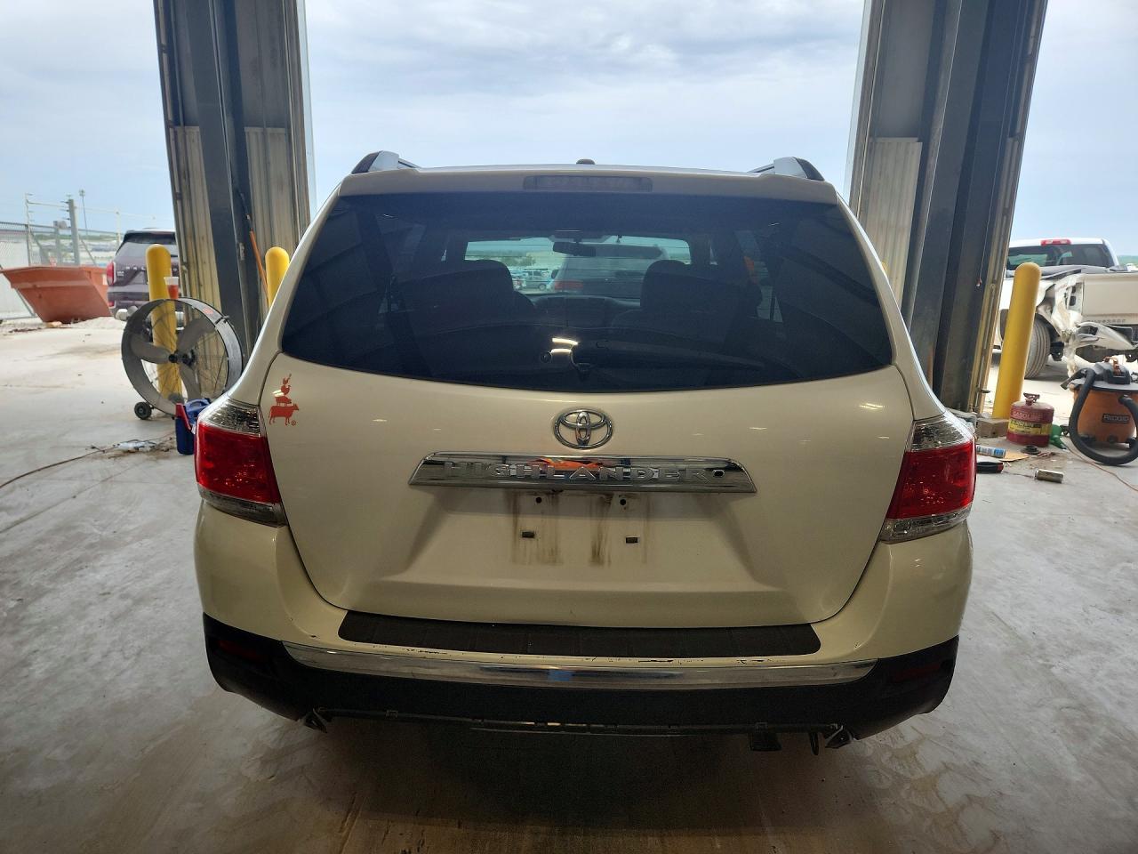 2012 TOYOTA HIGHLANDER BASE photo 16