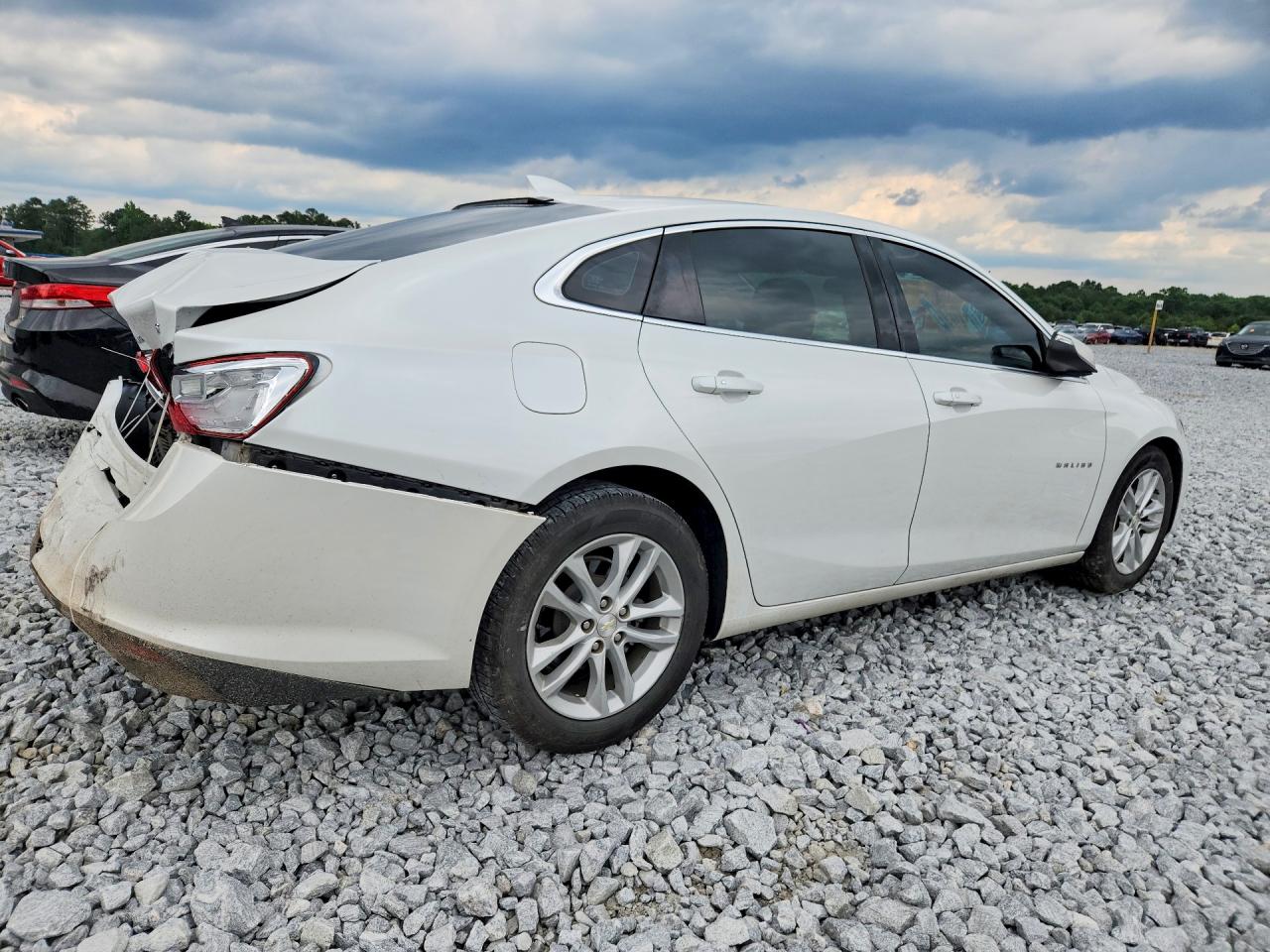 2017 CHEVROLET MALIBU LT photo 3