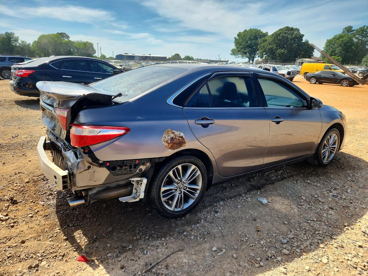 2017 TOYOTA CAMRY SE photo 3