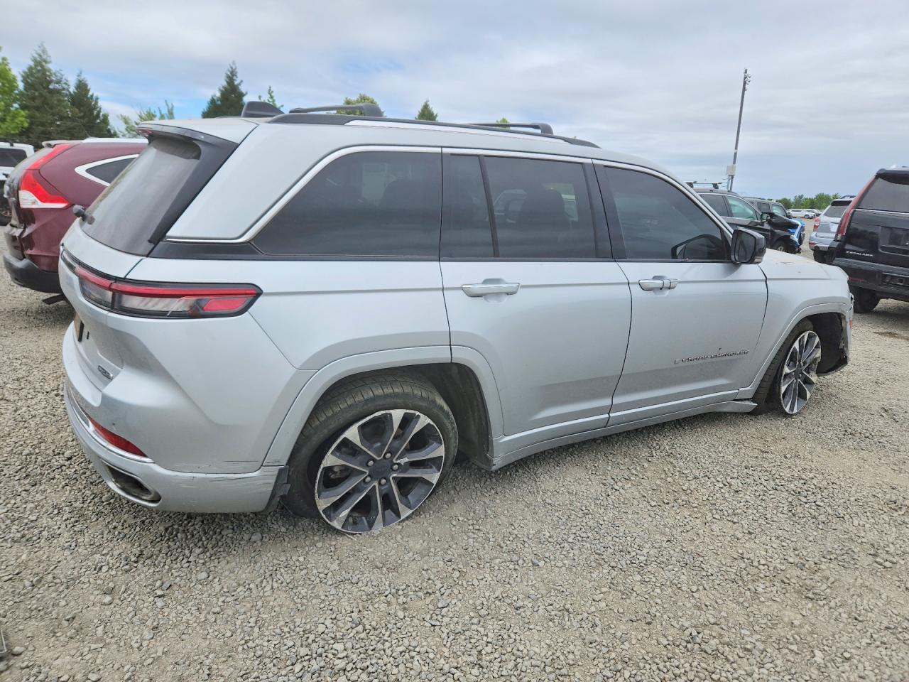 2023 JEEP GRAND CHEROKEE OVERLAND photo 3