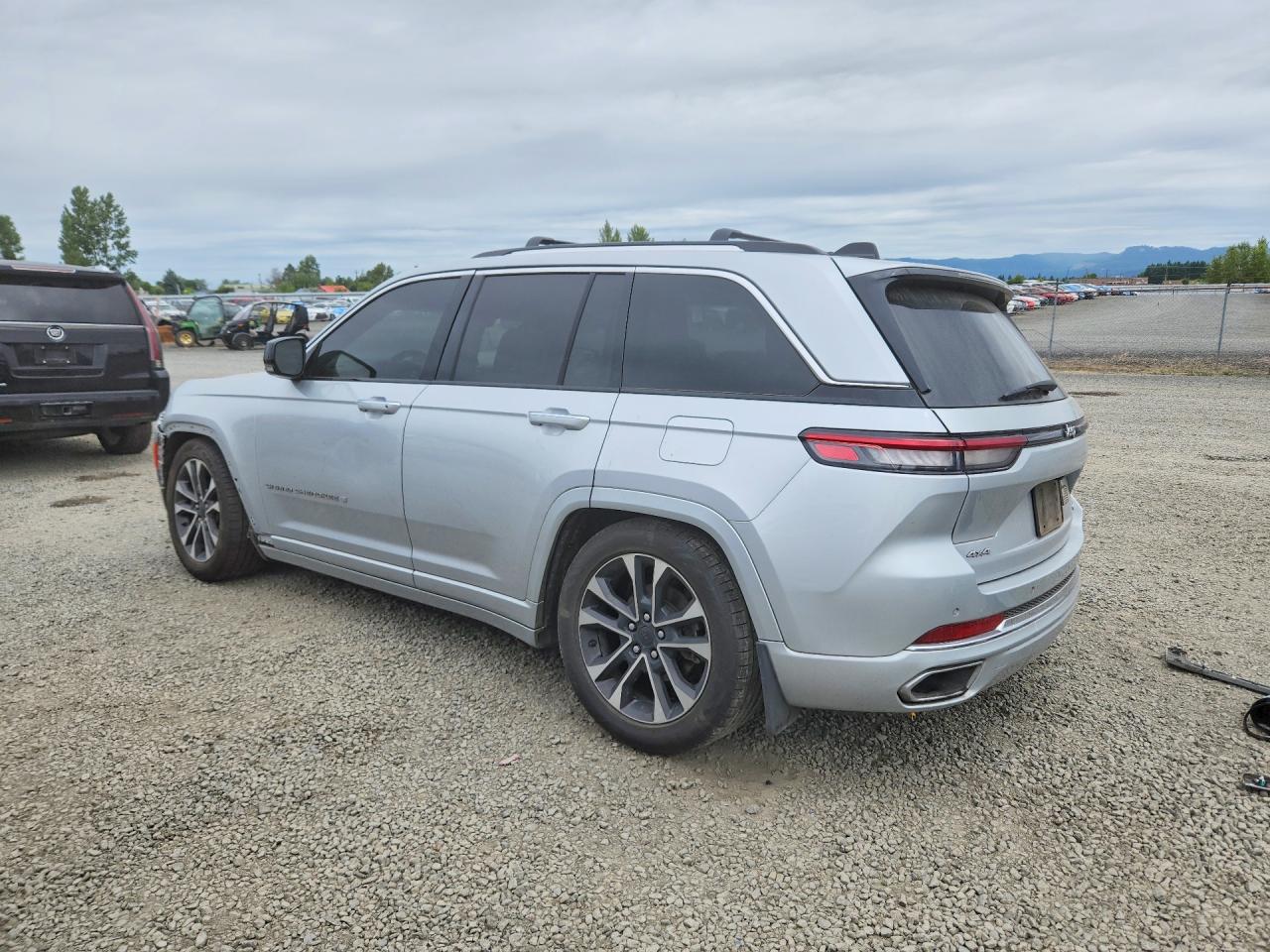 2023 JEEP GRAND CHEROKEE OVERLAND photo 2