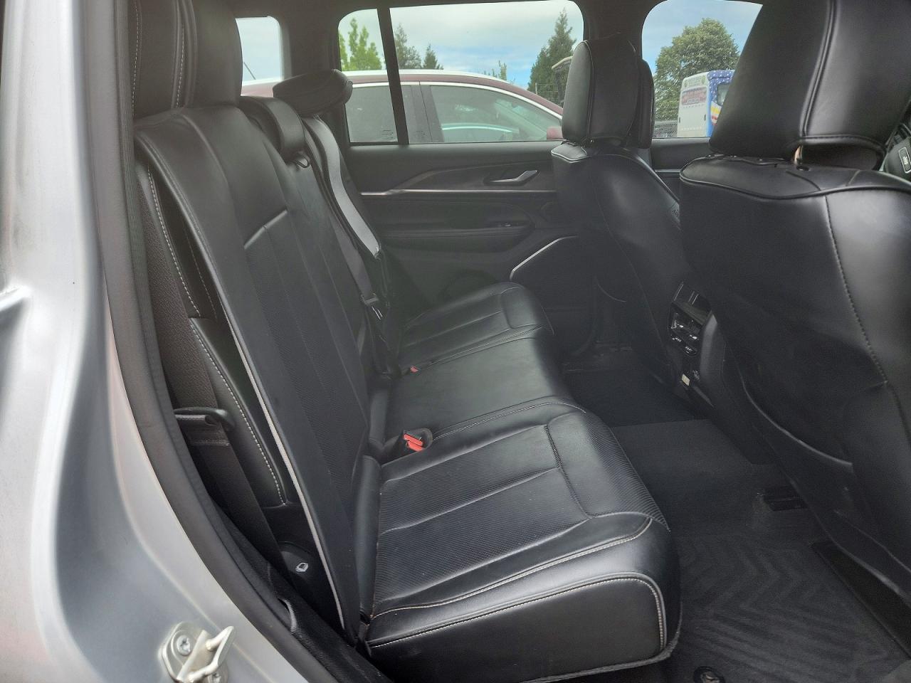 2023 JEEP GRAND CHEROKEE OVERLAND photo 11