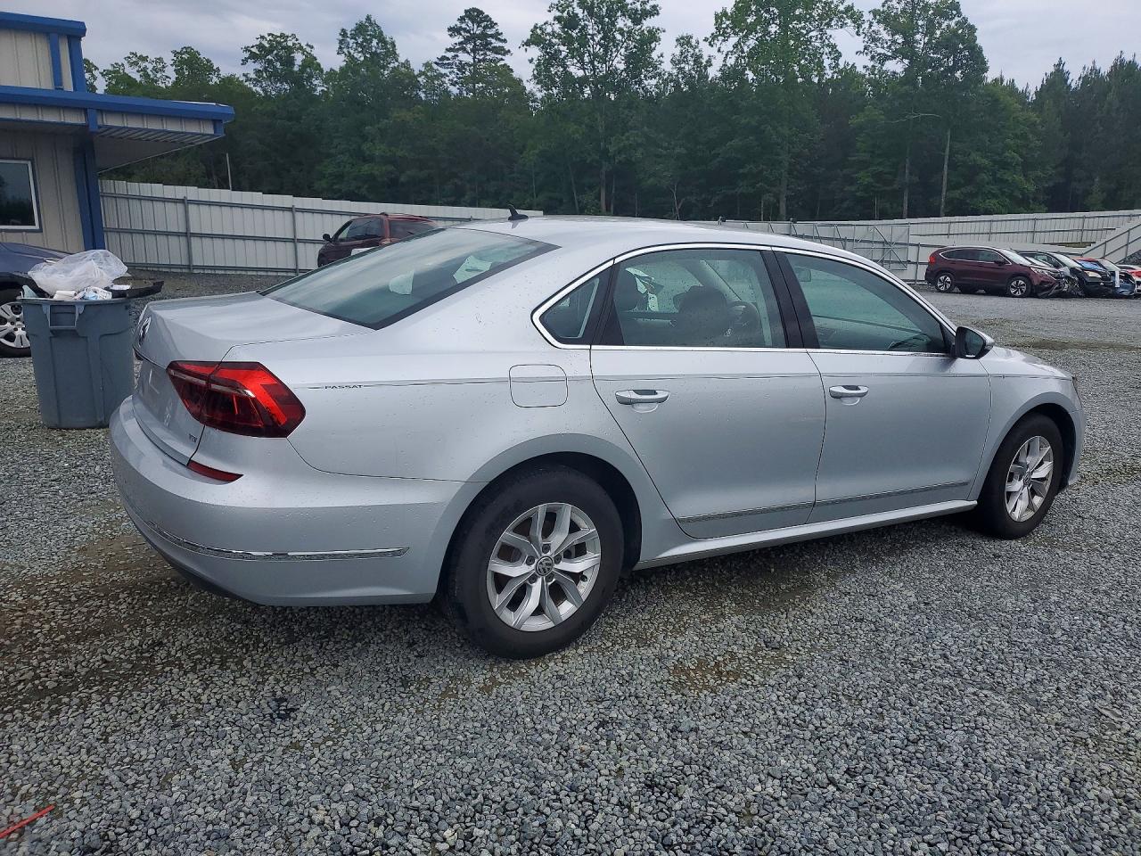 2017 VOLKSWAGEN PASSAT S photo 5
