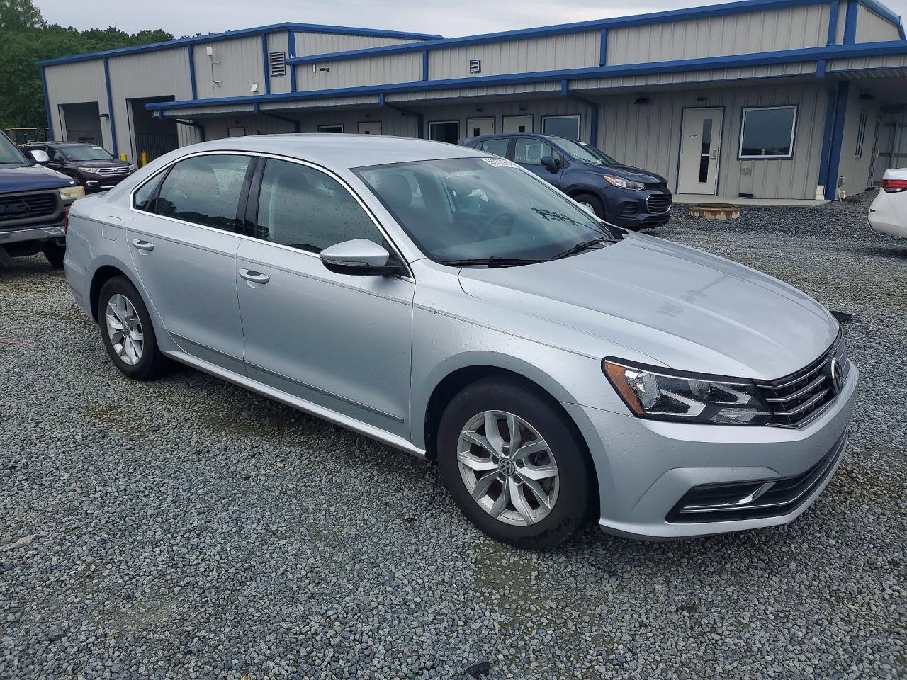 2017 VOLKSWAGEN PASSAT S photo 7