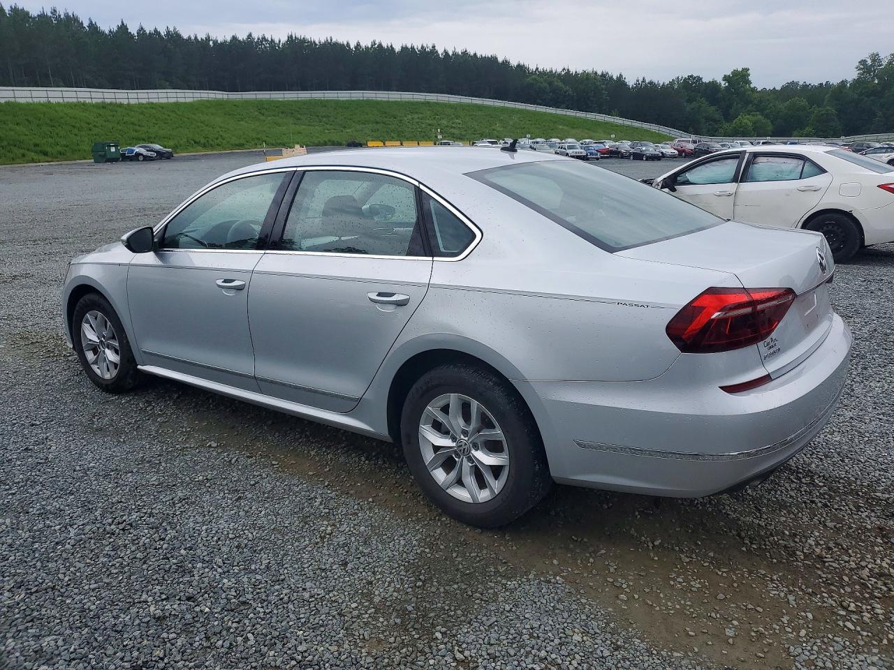 2017 VOLKSWAGEN PASSAT S photo 3