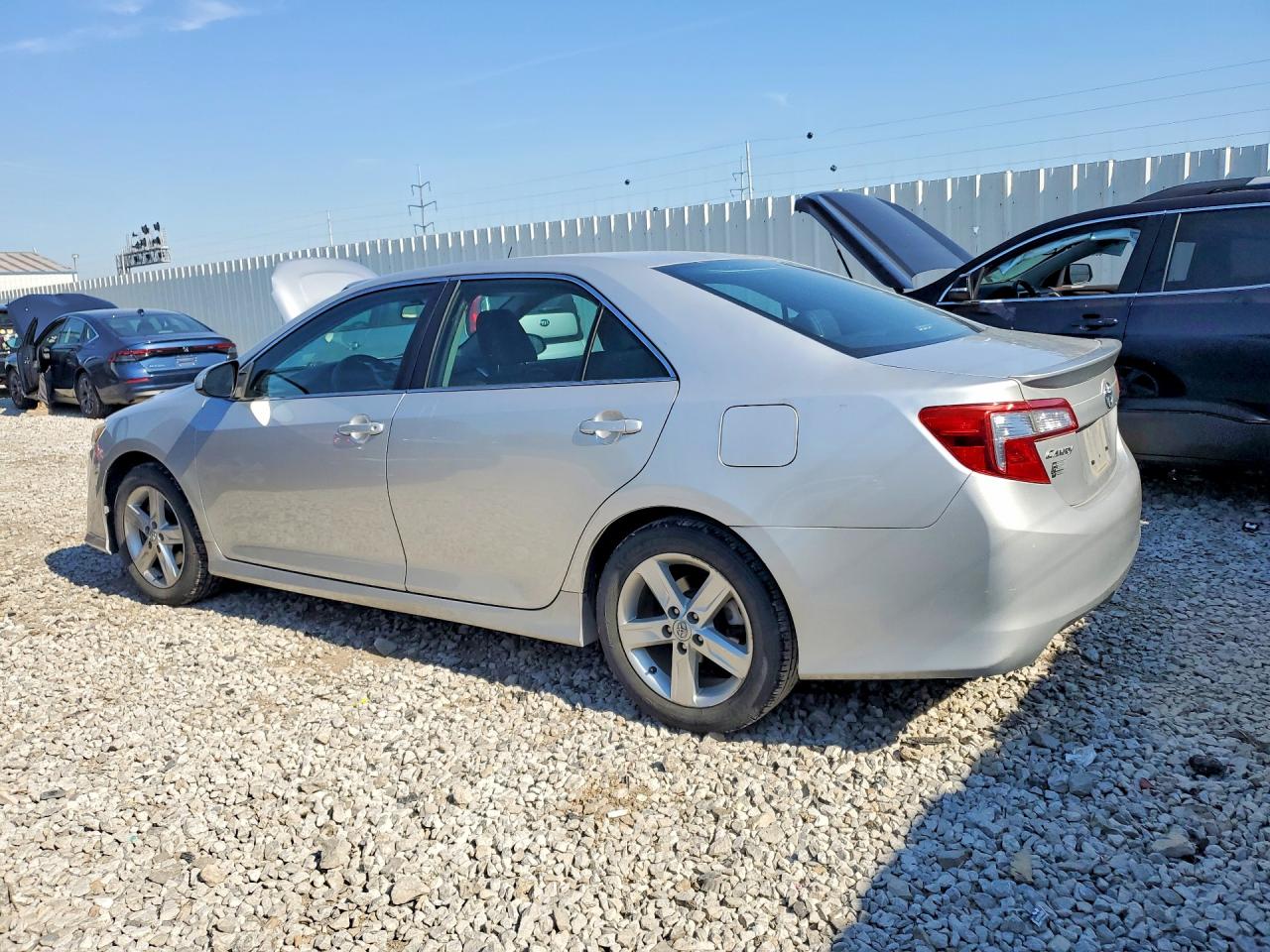 2014 TOYOTA CAMRY SE photo 3