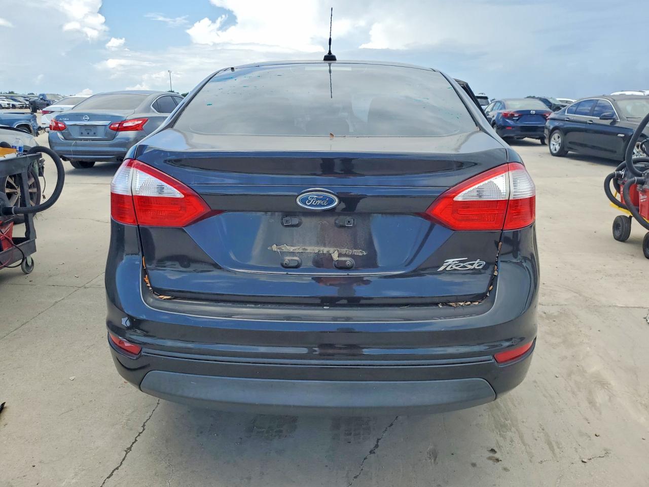 2015 FORD FIESTA S photo 11
