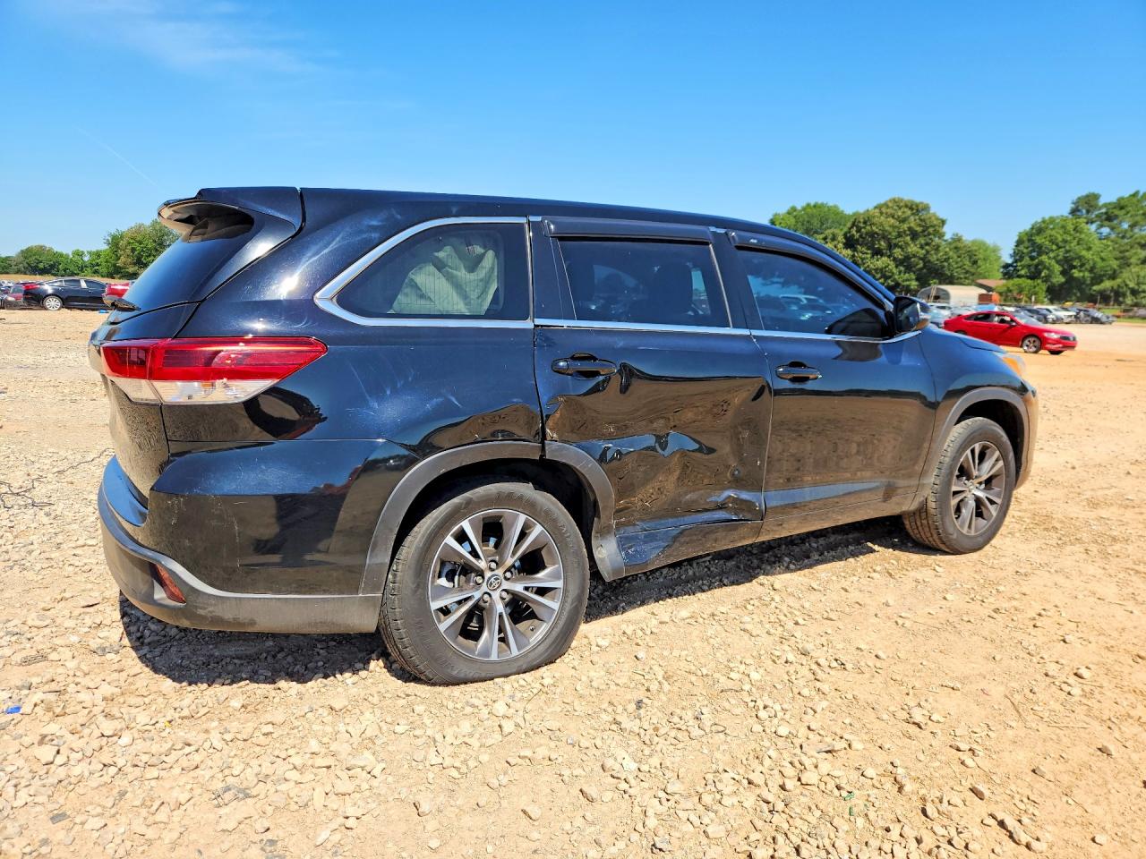 2018 TOYOTA HIGHLANDER LE photo 3