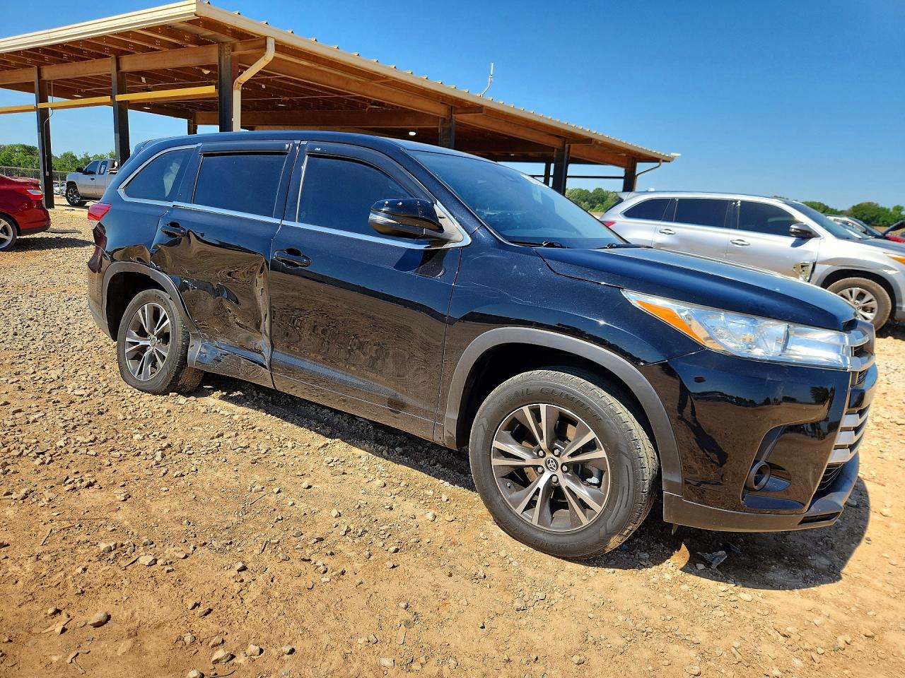 2018 TOYOTA HIGHLANDER LE photo 4