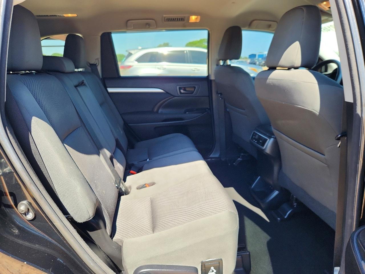 2018 TOYOTA HIGHLANDER LE photo 11
