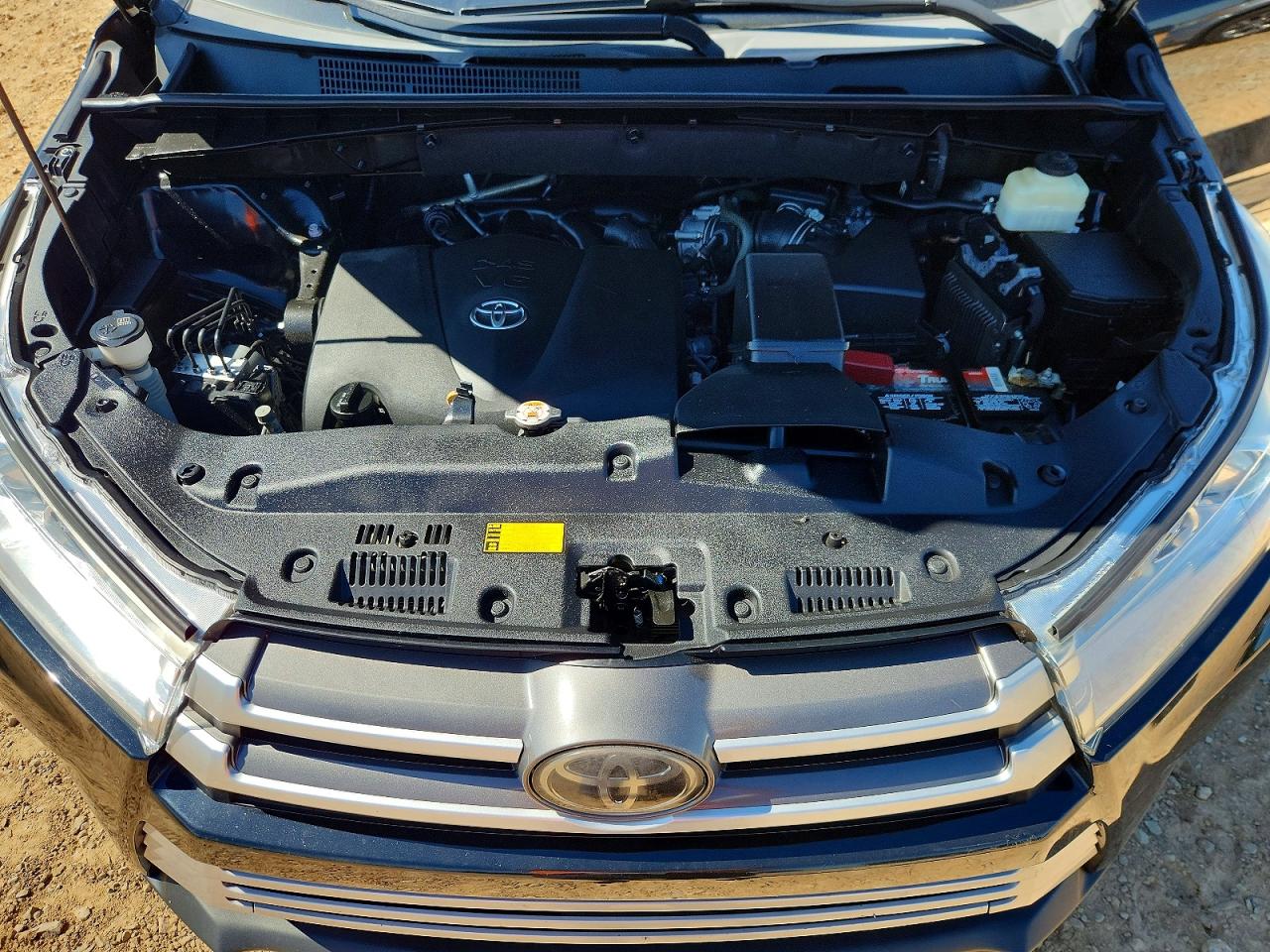 2018 TOYOTA HIGHLANDER LE photo 12