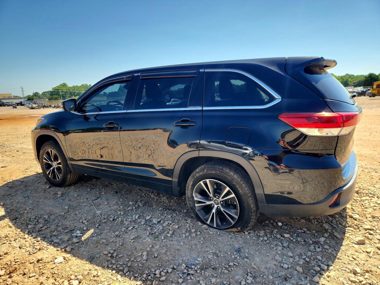 2018 TOYOTA HIGHLANDER LE photo 2
