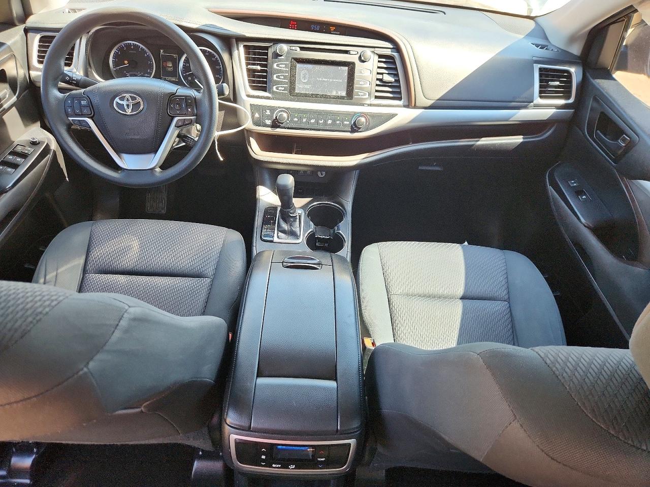 2018 TOYOTA HIGHLANDER LE photo 8