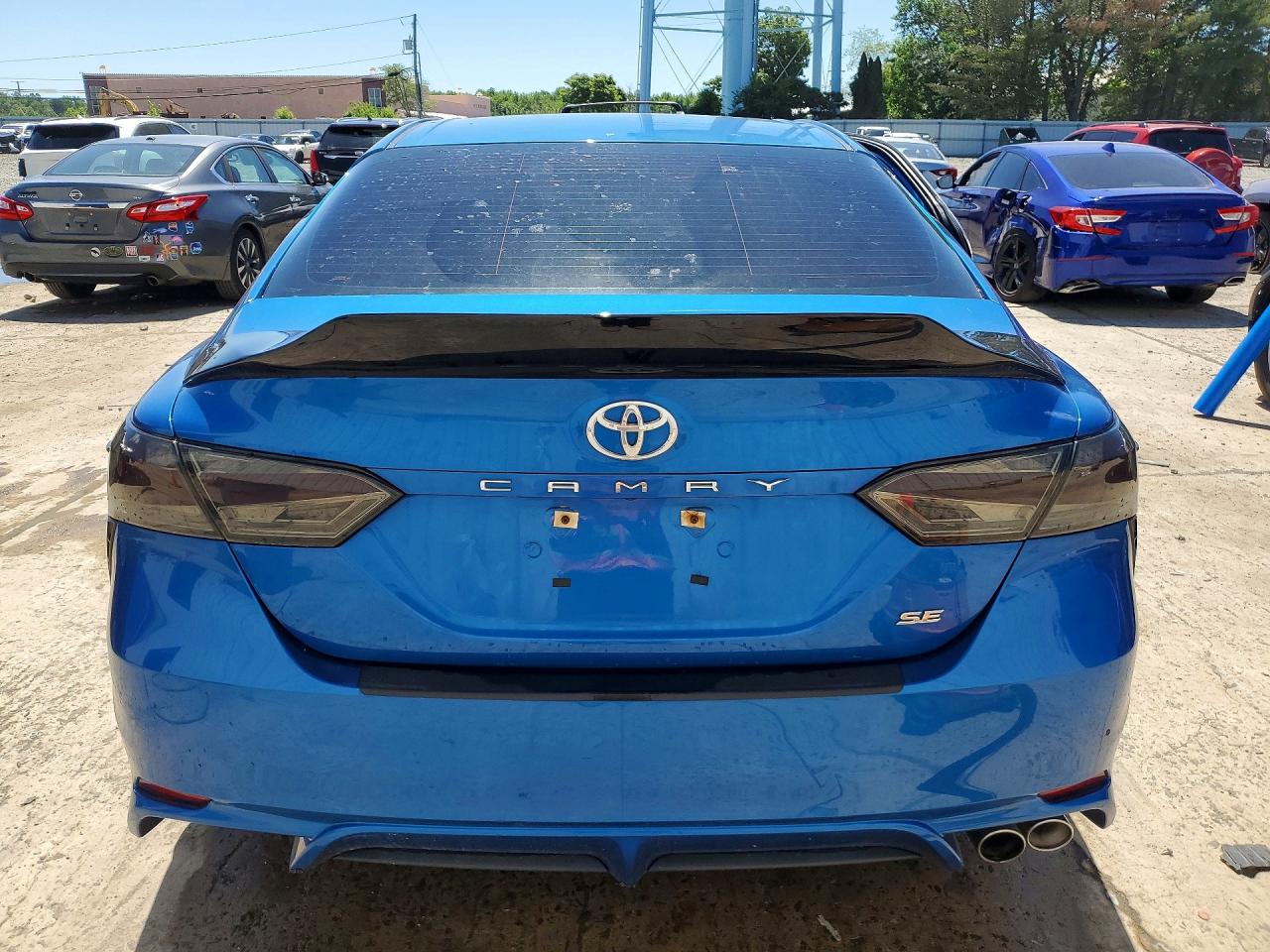 2018 TOYOTA CAMRY SE photo 16