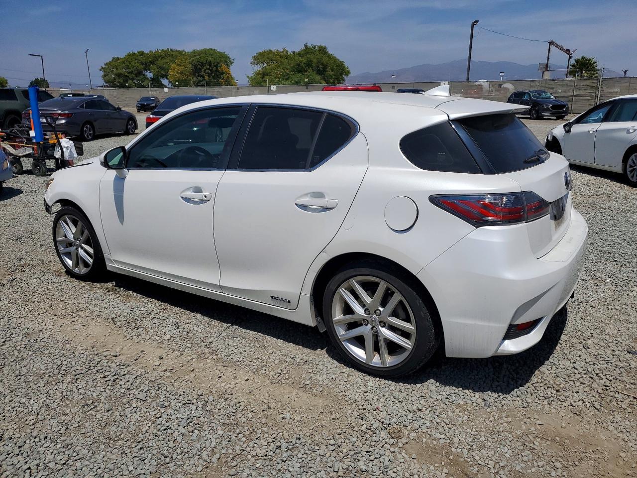 2016 LEXUS CT 200 photo 3