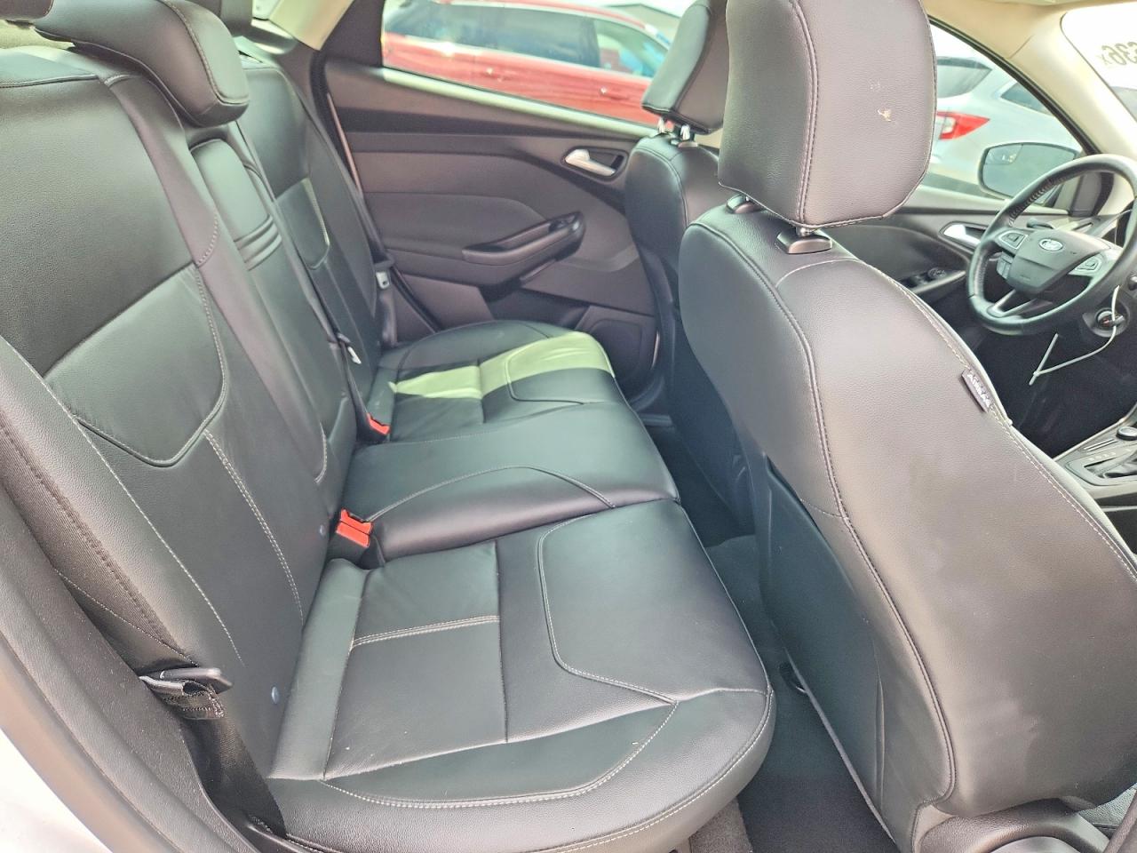 2015 FORD FOCUS SE photo 19