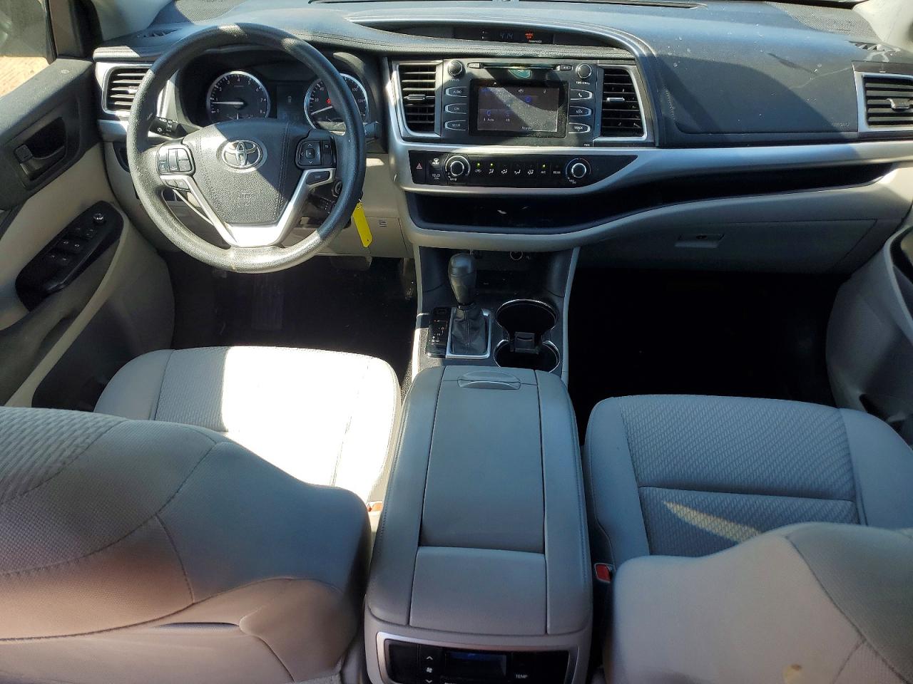 2016 TOYOTA HIGHLANDER LE photo 15