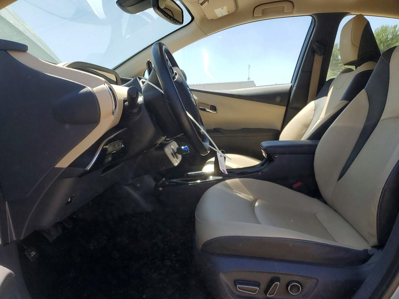 2017 TOYOTA PRIUS FOUR photo 19