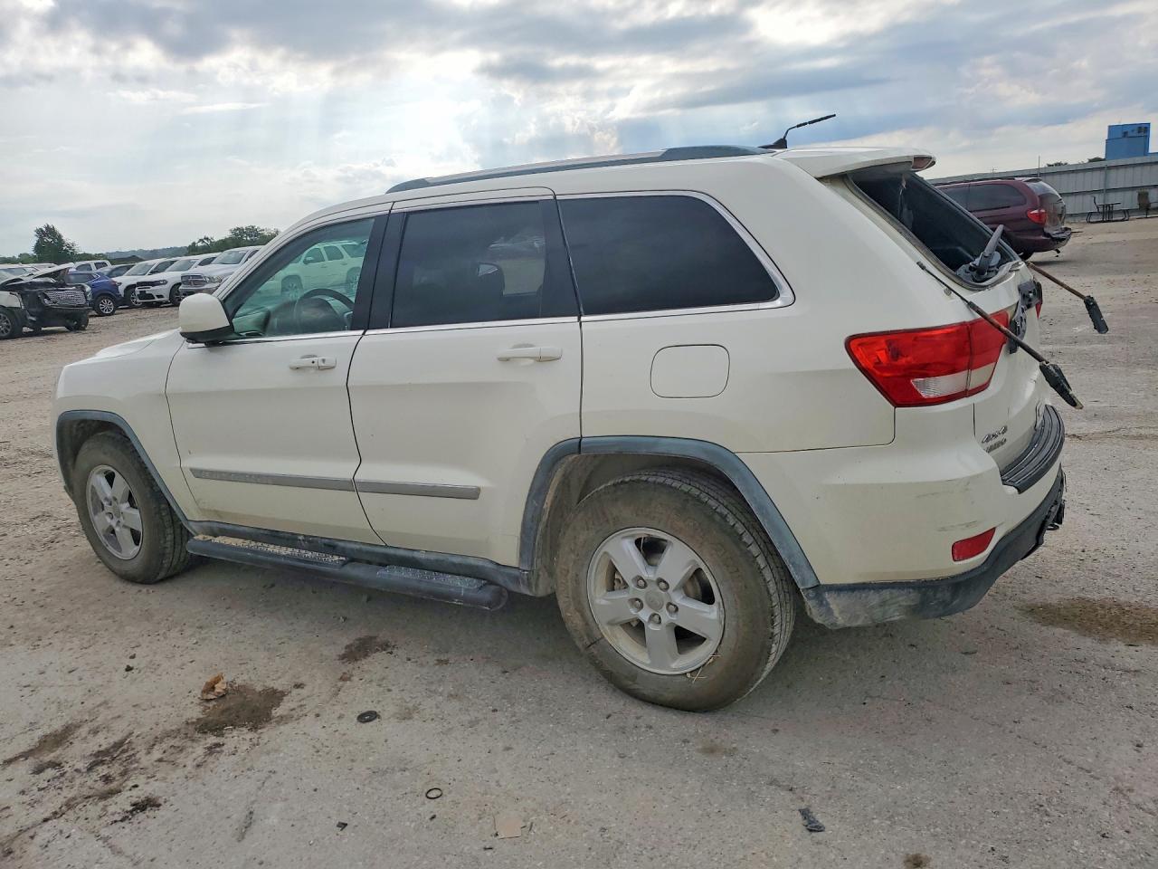2011 JEEP GRAND CHEROKEE LAREDO photo 3