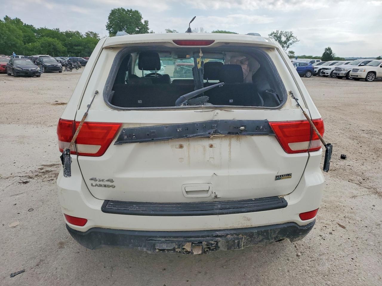2011 JEEP GRAND CHEROKEE LAREDO photo 11