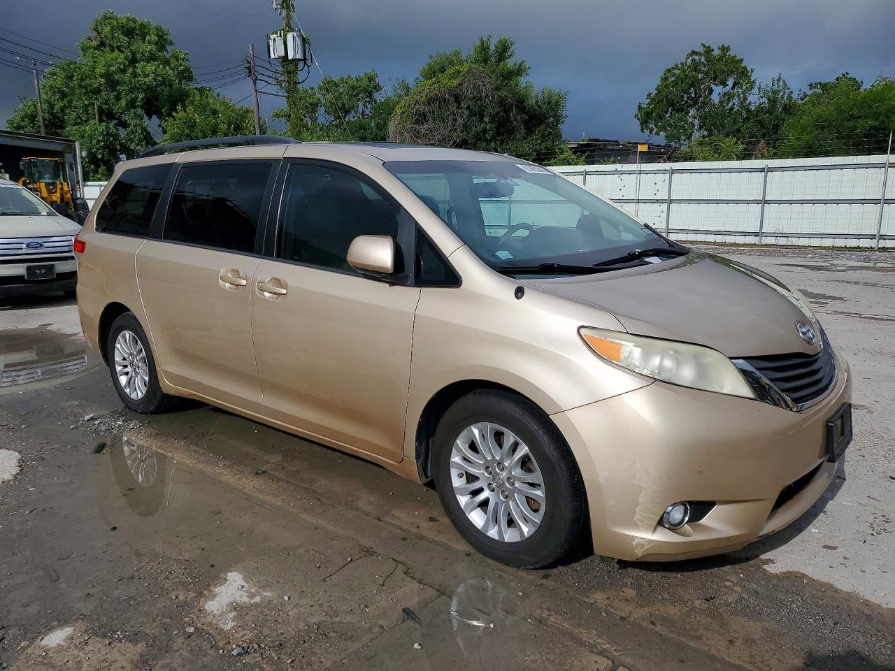 2013 TOYOTA SIENNA XLE 8-PASSENGER photo 10