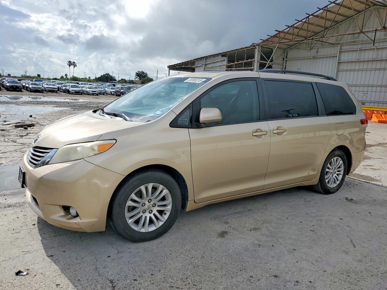 2013 TOYOTA SIENNA