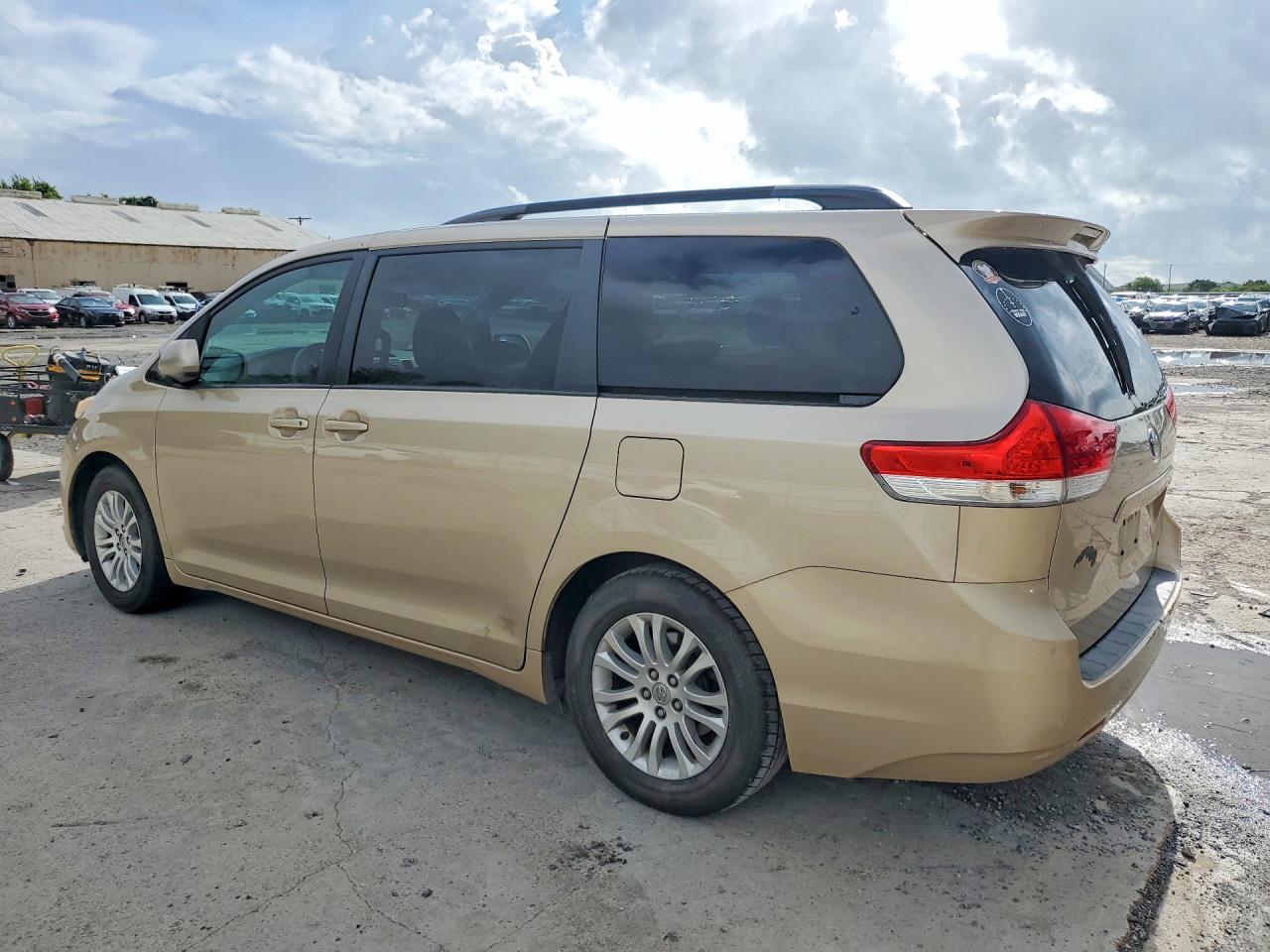 2013 TOYOTA SIENNA XLE 8-PASSENGER photo 4