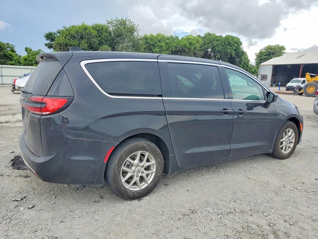 2025 CHRYSLER PACIFICA SELECT photo 5