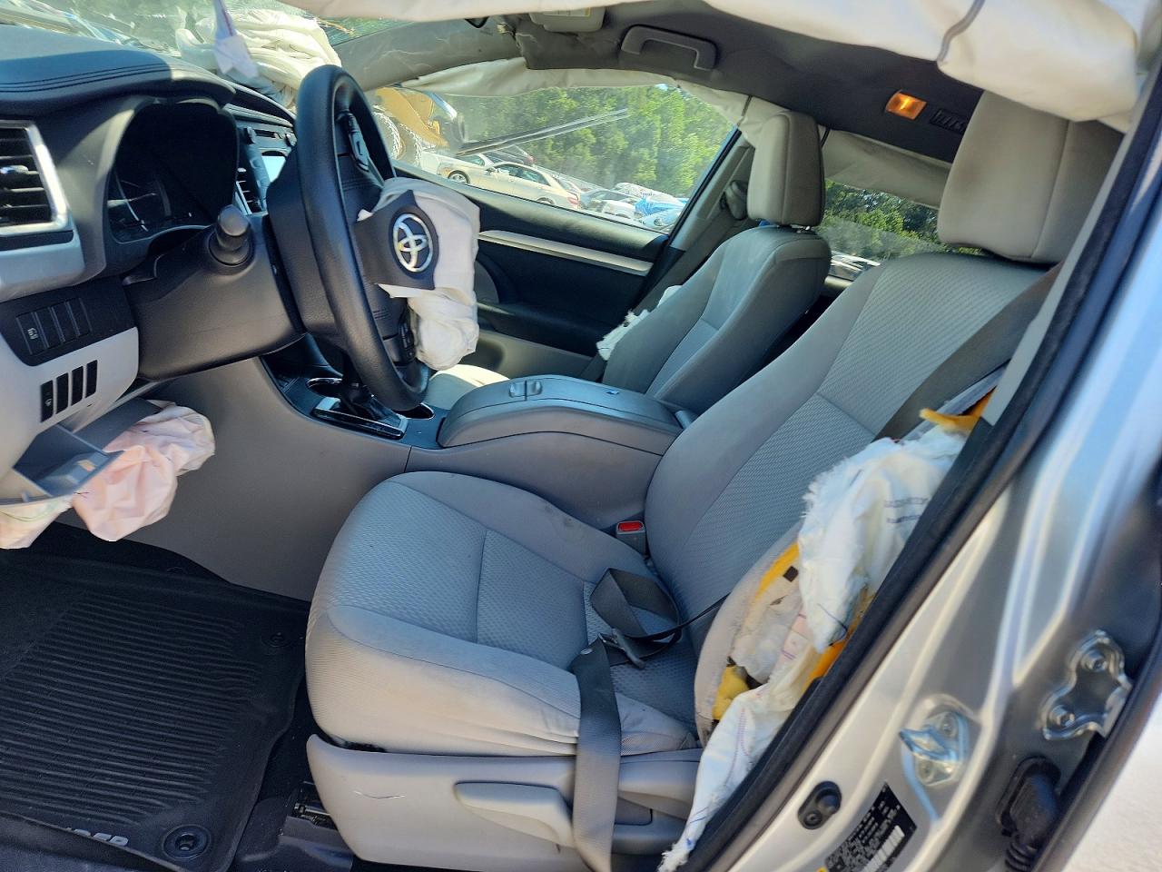 2017 TOYOTA HIGHLANDER LE photo 13