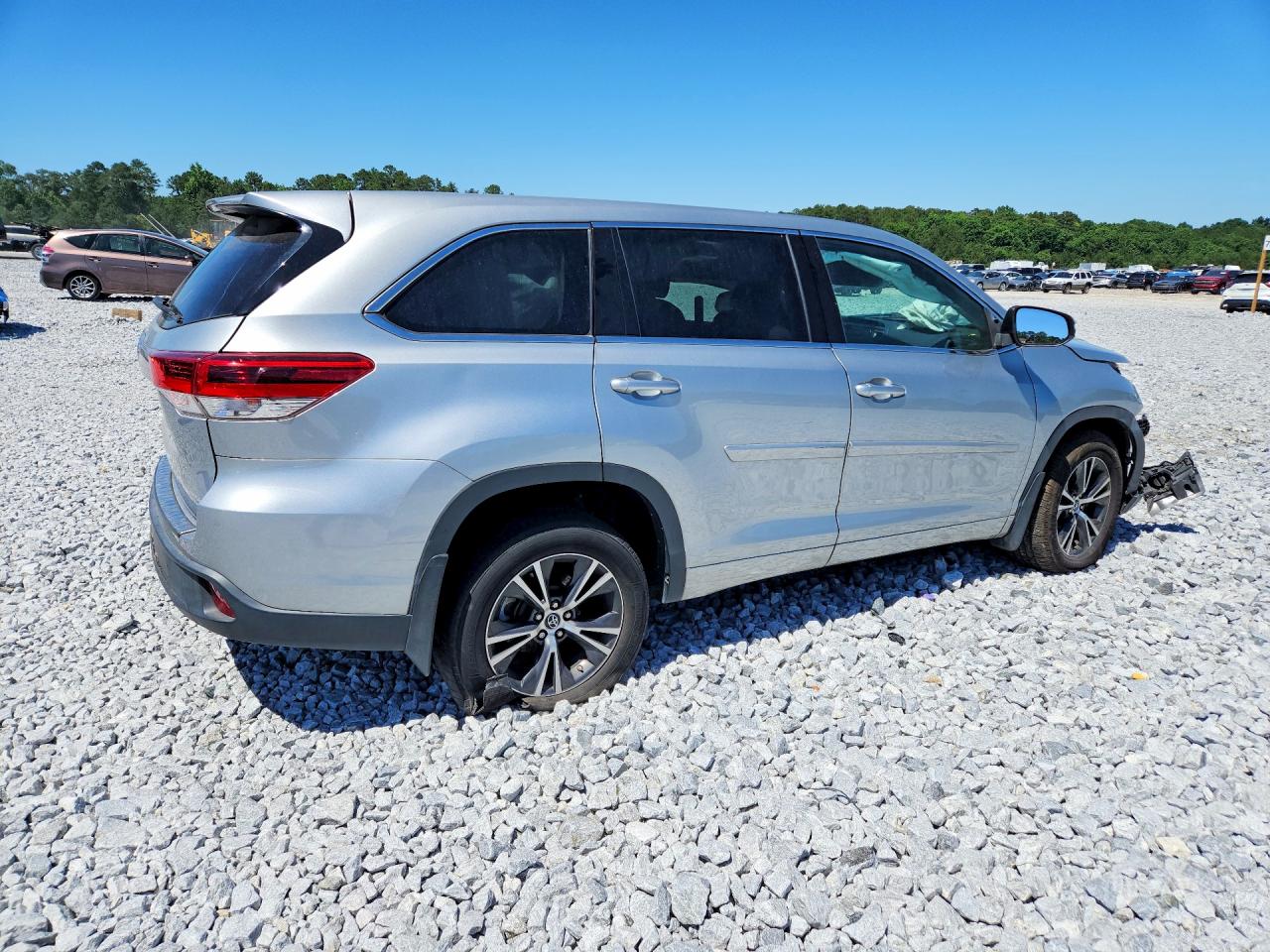 2017 TOYOTA HIGHLANDER LE photo 5