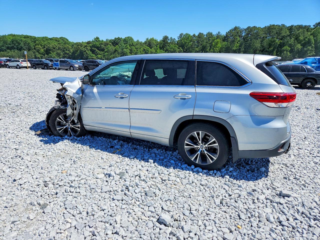 2017 TOYOTA HIGHLANDER LE photo 3
