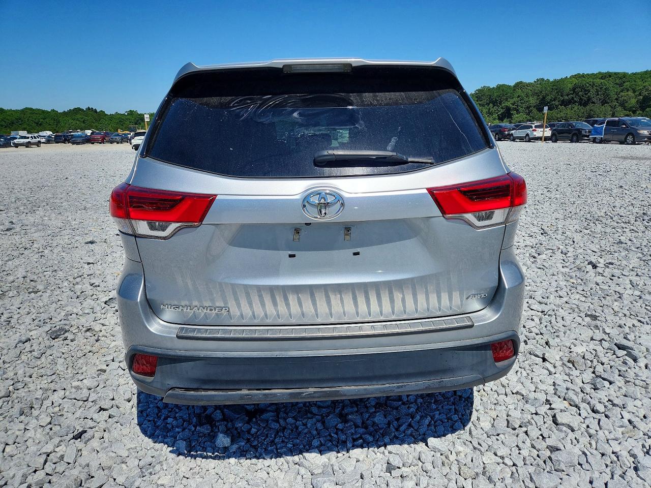 2017 TOYOTA HIGHLANDER LE photo 11